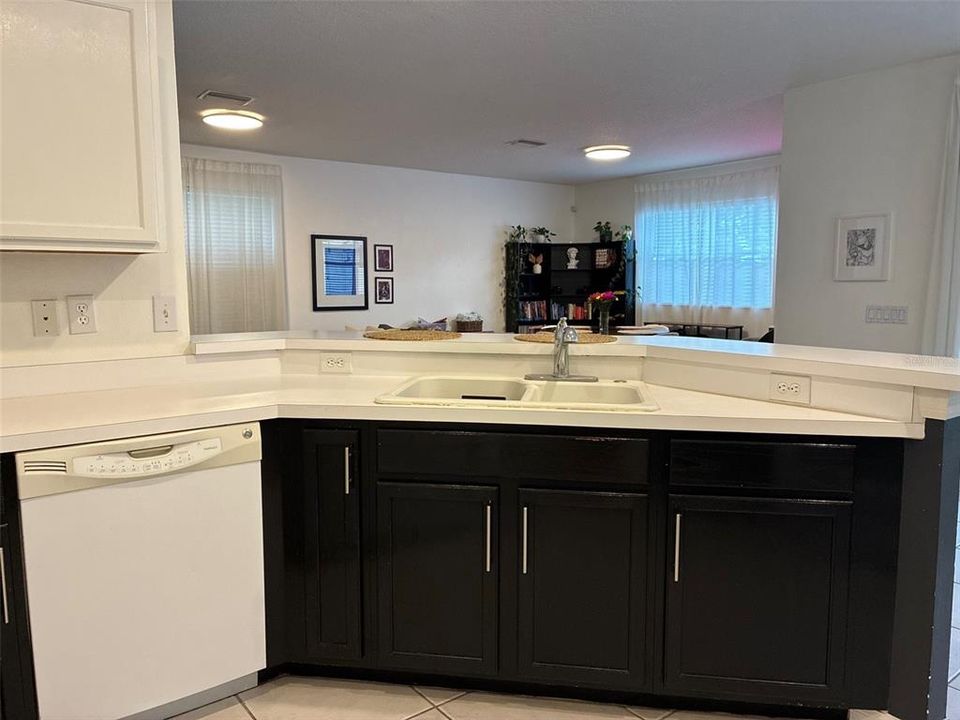На продажу: $325,000 (3 спален, 2 ванн, 1796 Квадратных фут)