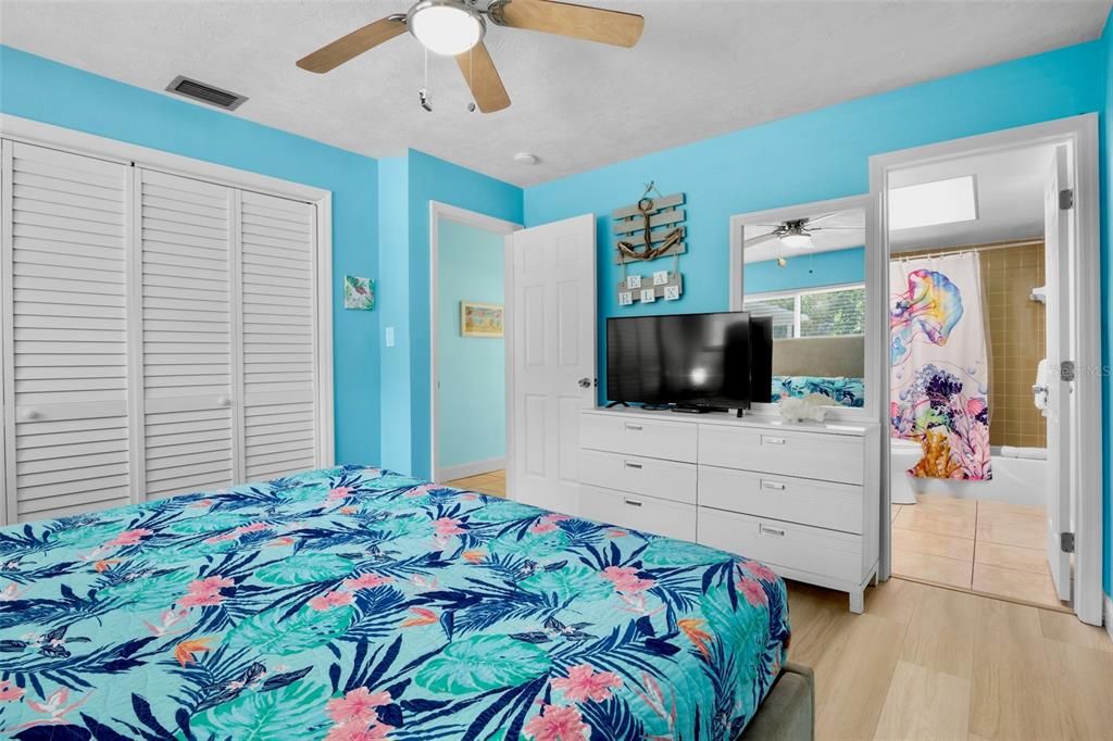 For Sale: $429,000 (2 beds, 2 baths, 1036 Square Feet)
