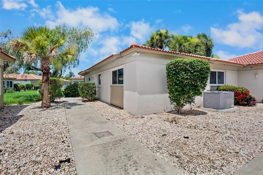 For Sale: $429,000 (2 beds, 2 baths, 1036 Square Feet)