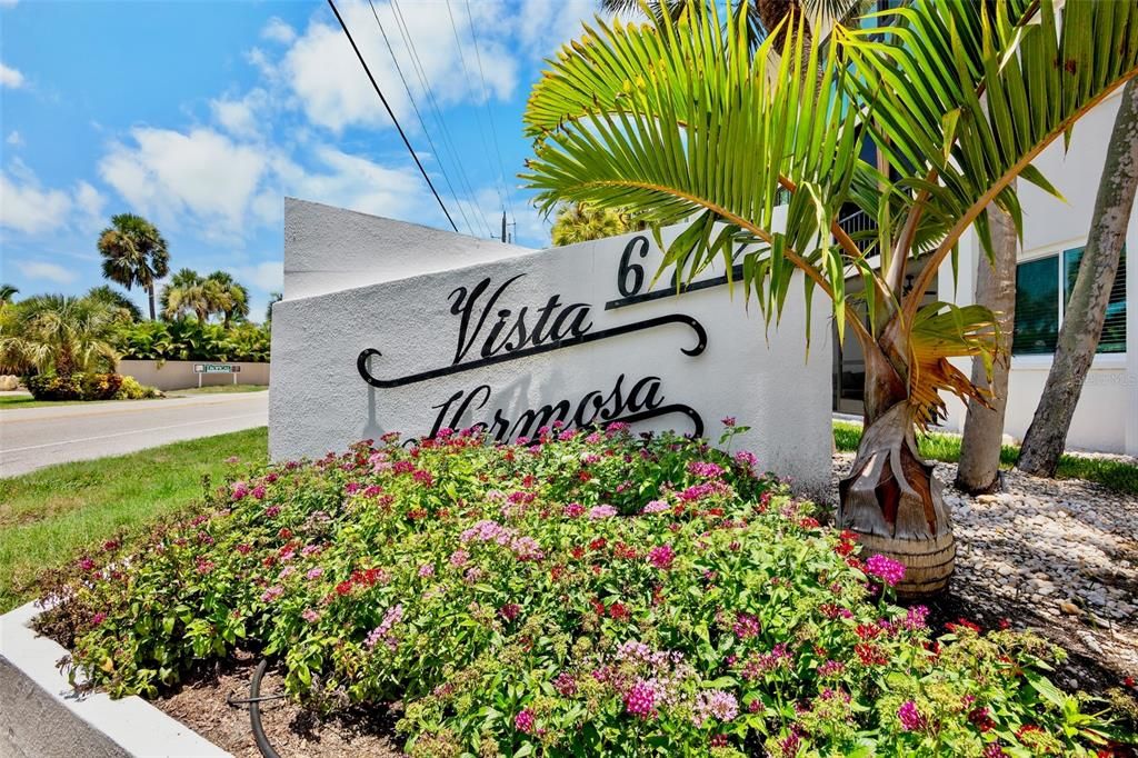 For Sale: $429,000 (2 beds, 2 baths, 1036 Square Feet)
