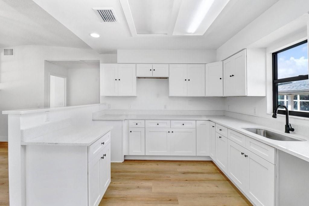 На продажу: $249,900 (2 спален, 2 ванн, 1092 Квадратных фут)