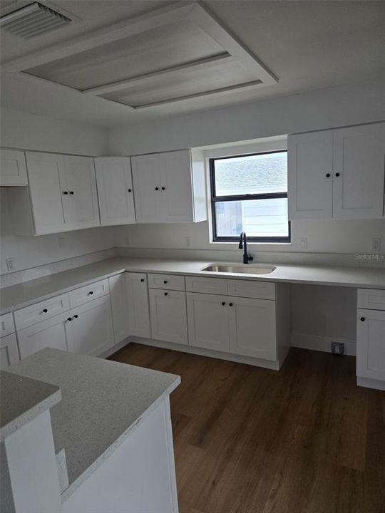 На продажу: $249,900 (2 спален, 2 ванн, 1092 Квадратных фут)