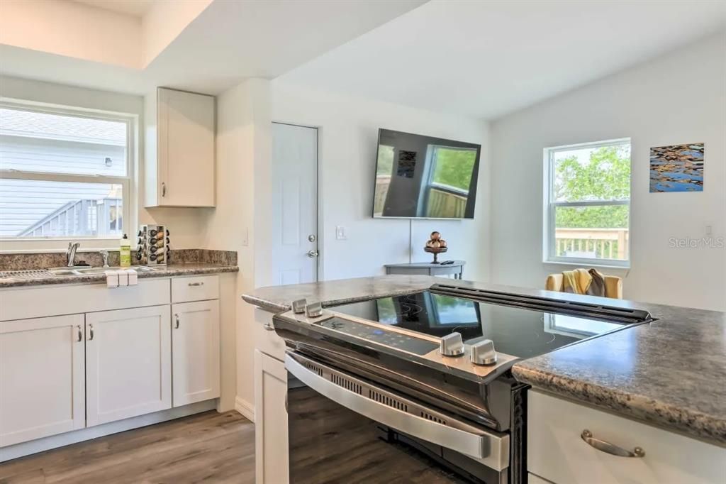 For Rent: $2,100 (2 beds, 1 baths, 858 Square Feet)
