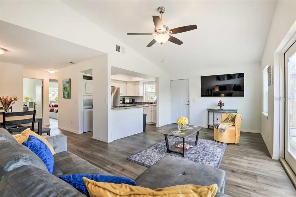 For Rent: $2,100 (2 beds, 1 baths, 858 Square Feet)