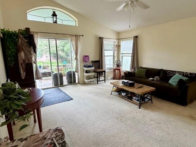 В аренду: $2,595 (4 спален, 2 ванн, 1951 Квадратных фут)