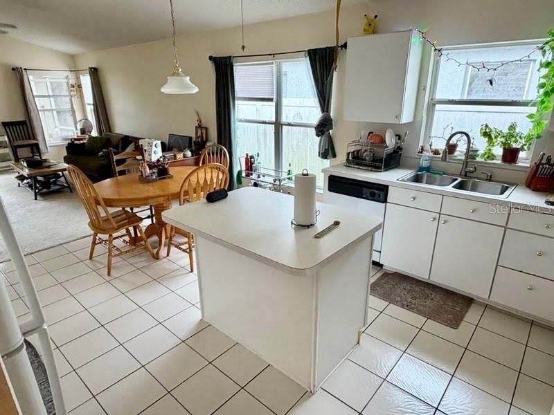 В аренду: $2,595 (4 спален, 2 ванн, 1951 Квадратных фут)