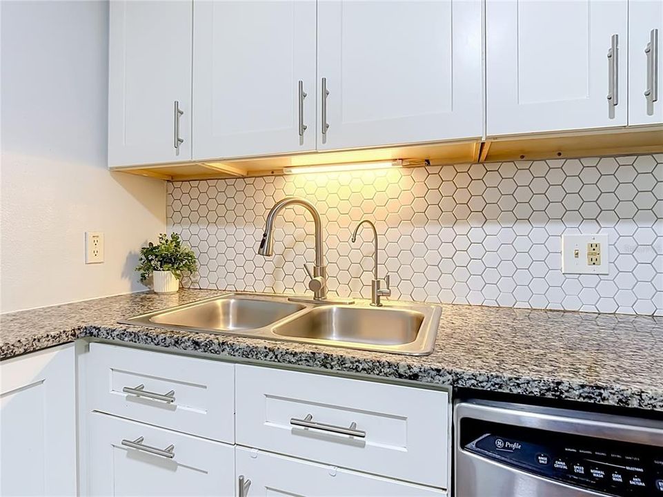 На продажу: $349,000 (4 спален, 2 ванн, 1354 Квадратных фут)