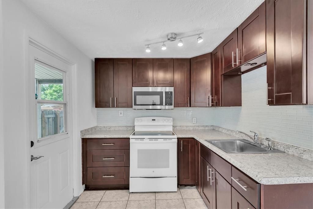 For Sale: $250,000 (2 beds, 1 baths, 759 Square Feet)