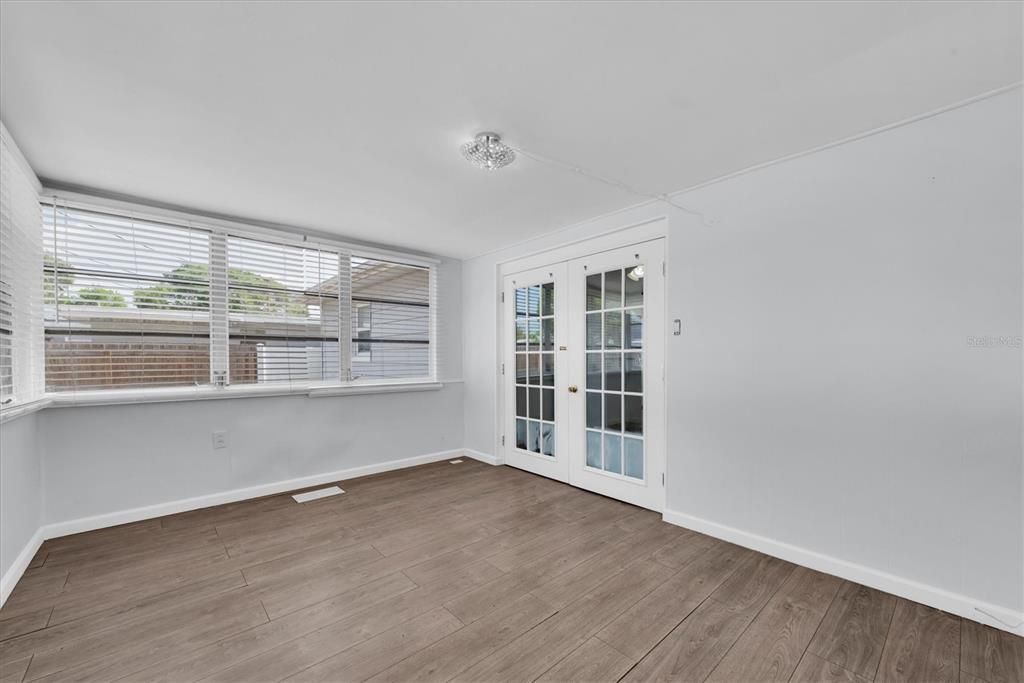 For Sale: $250,000 (2 beds, 1 baths, 759 Square Feet)