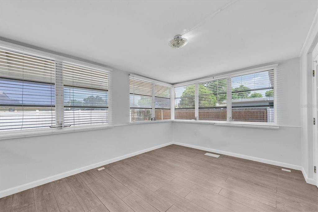 For Sale: $250,000 (2 beds, 1 baths, 759 Square Feet)