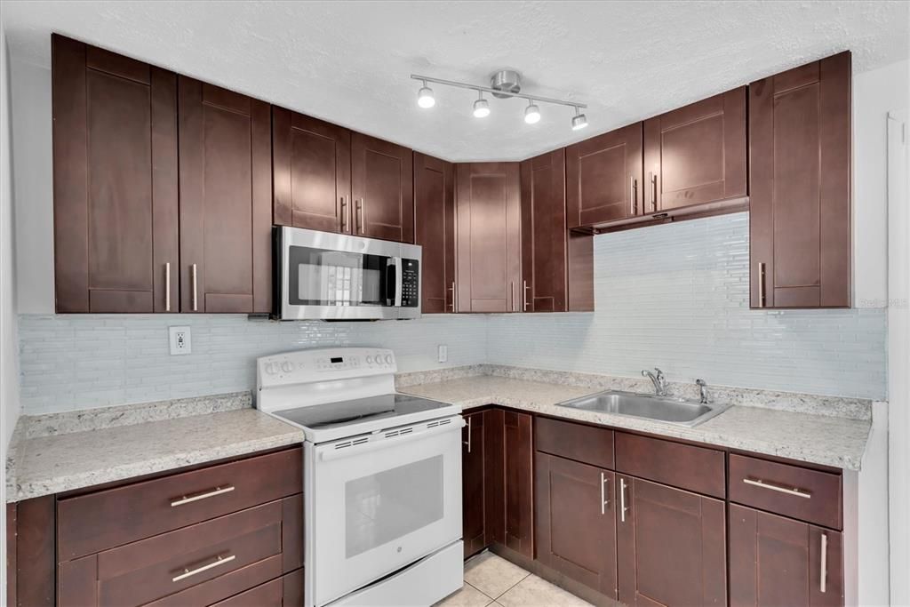 For Sale: $250,000 (2 beds, 1 baths, 759 Square Feet)
