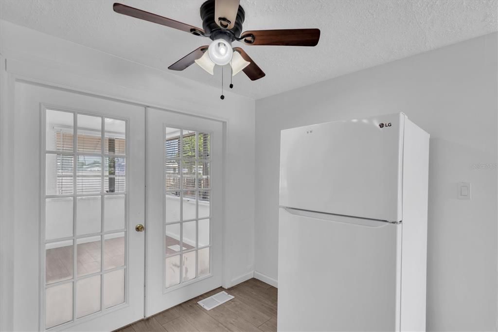 For Sale: $250,000 (2 beds, 1 baths, 759 Square Feet)