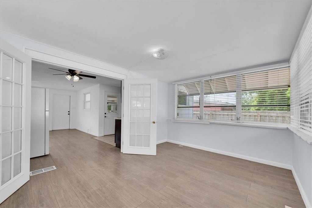 For Sale: $250,000 (2 beds, 1 baths, 759 Square Feet)