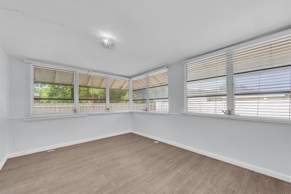 For Sale: $250,000 (2 beds, 1 baths, 759 Square Feet)