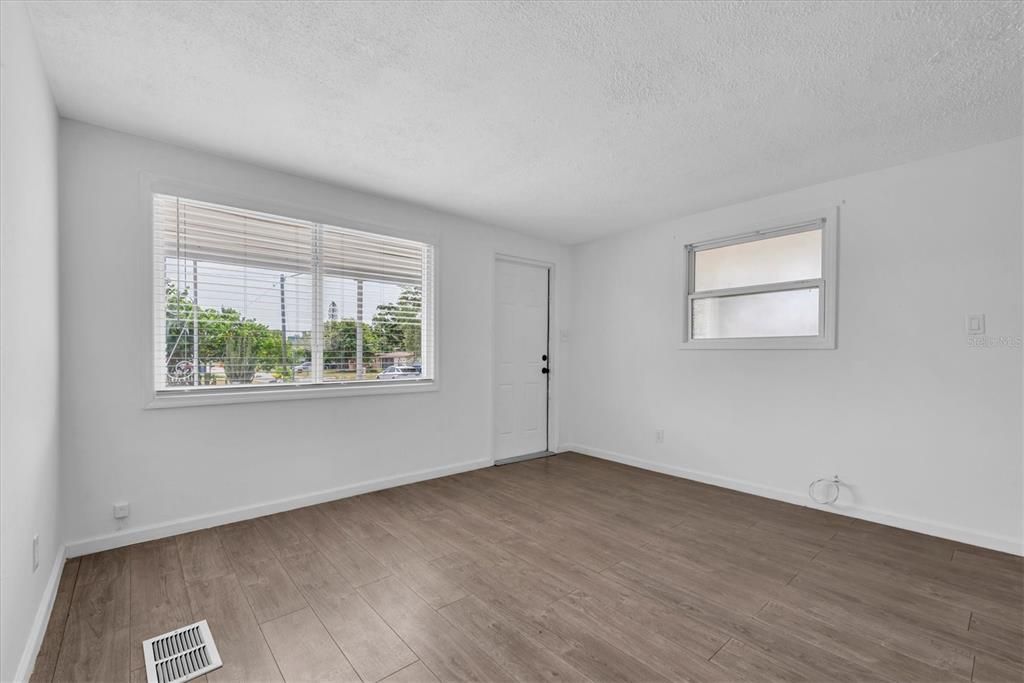 For Sale: $250,000 (2 beds, 1 baths, 759 Square Feet)