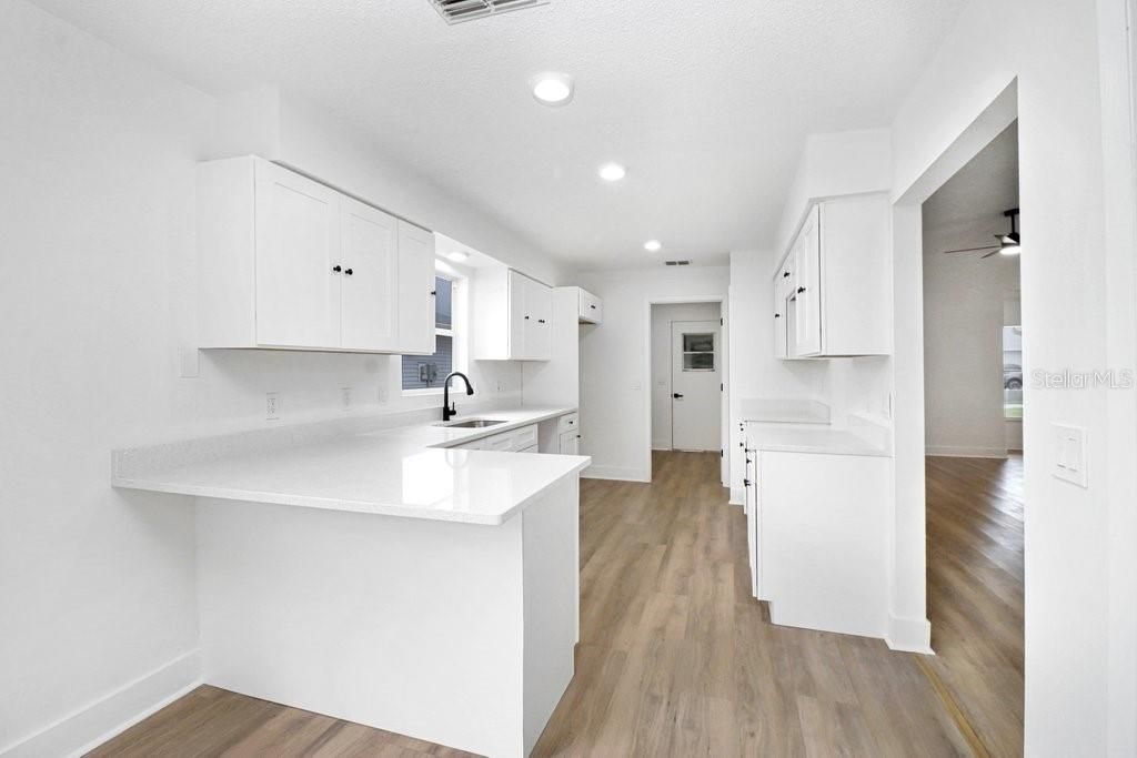 На продажу: $319,900 (3 спален, 2 ванн, 1709 Квадратных фут)