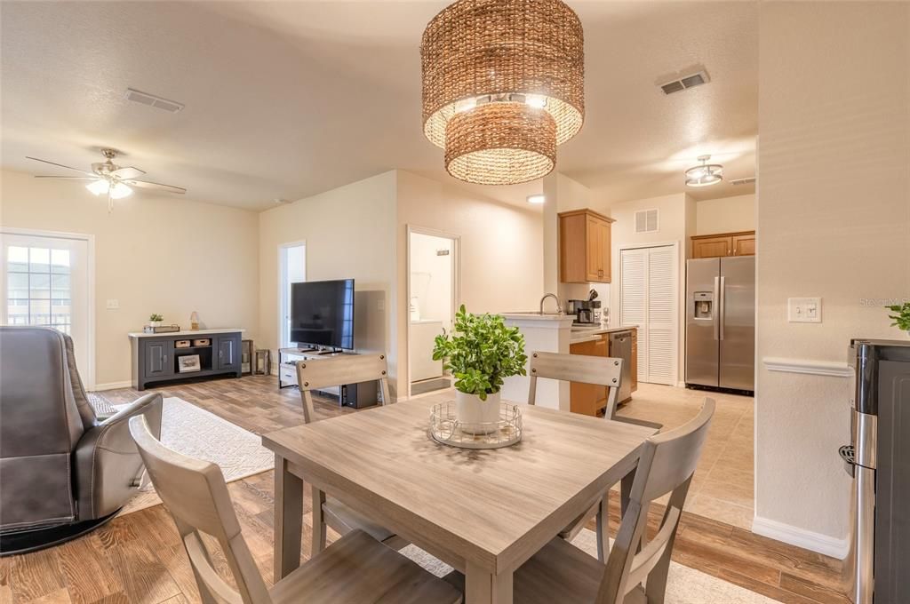 На продажу: $199,990 (2 спален, 2 ванн, 1170 Квадратных фут)