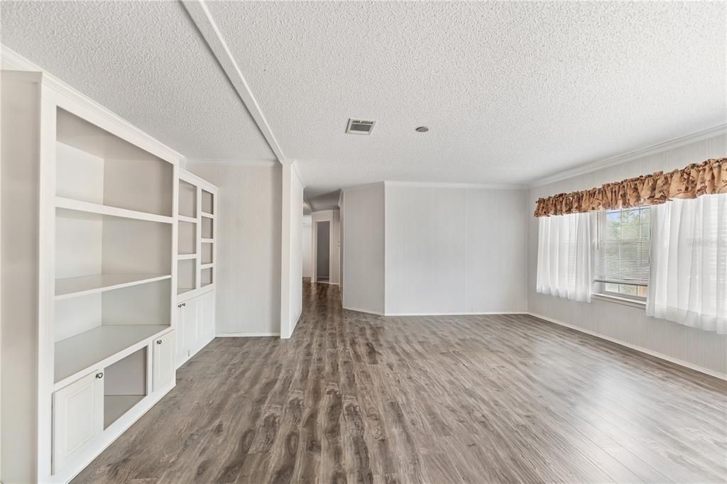 For Sale: $350,000 (3 beds, 2 baths, 2432 Square Feet)