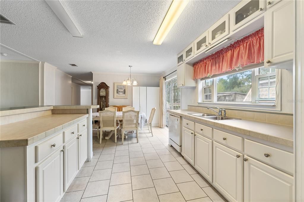 For Sale: $350,000 (3 beds, 2 baths, 2432 Square Feet)