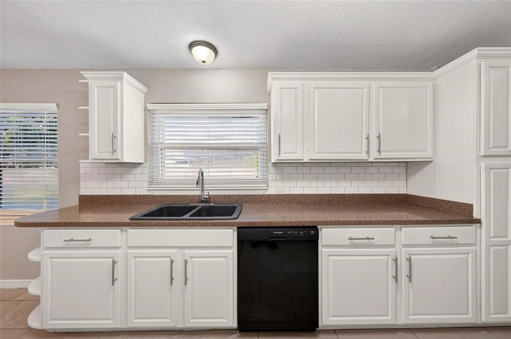 For Sale: $275,000 (3 beds, 2 baths, 1426 Square Feet)