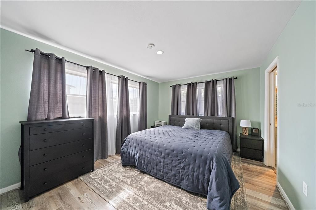 На продажу: $299,000 (2 спален, 2 ванн, 1305 Квадратных фут)