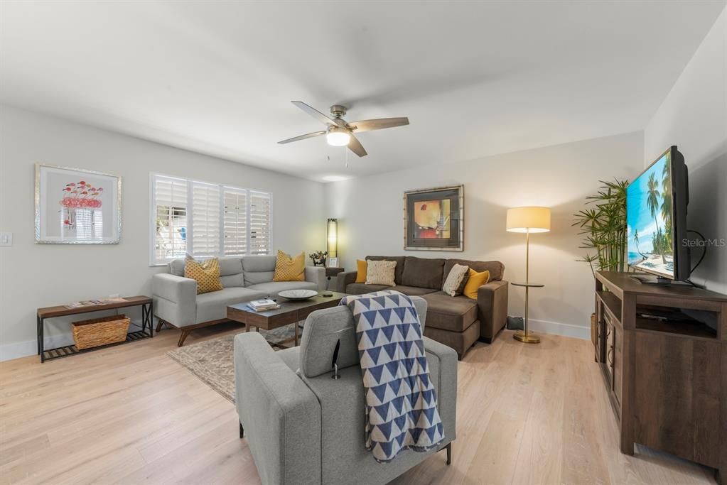 For Sale: $399,000 (2 beds, 2 baths, 800 Square Feet)