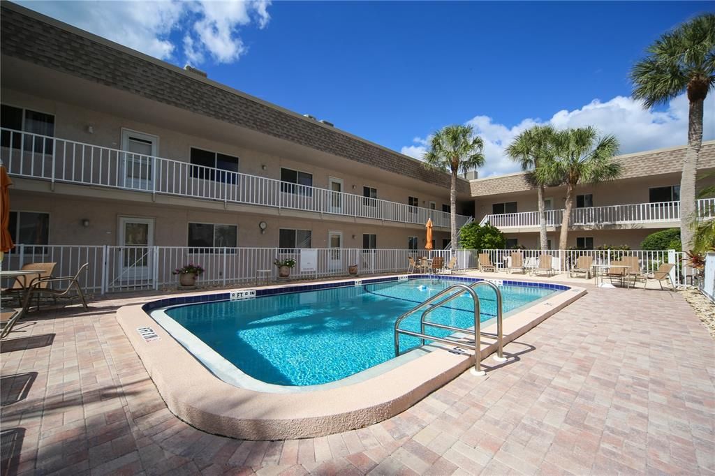 For Sale: $399,000 (2 beds, 2 baths, 800 Square Feet)