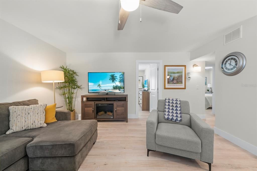 For Sale: $399,000 (2 beds, 2 baths, 800 Square Feet)