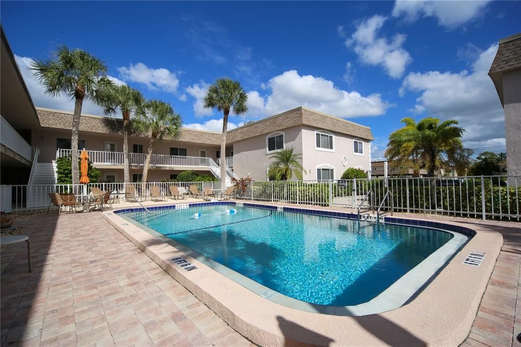 For Sale: $399,000 (2 beds, 2 baths, 800 Square Feet)