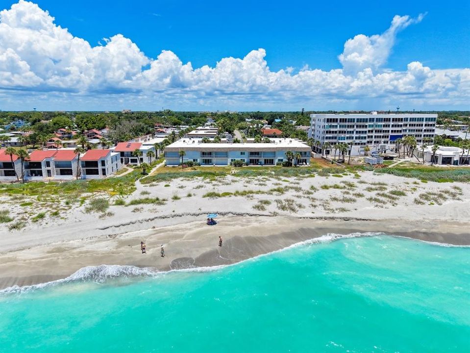 For Sale: $399,000 (2 beds, 2 baths, 800 Square Feet)