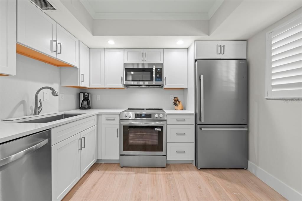 For Sale: $399,000 (2 beds, 2 baths, 800 Square Feet)