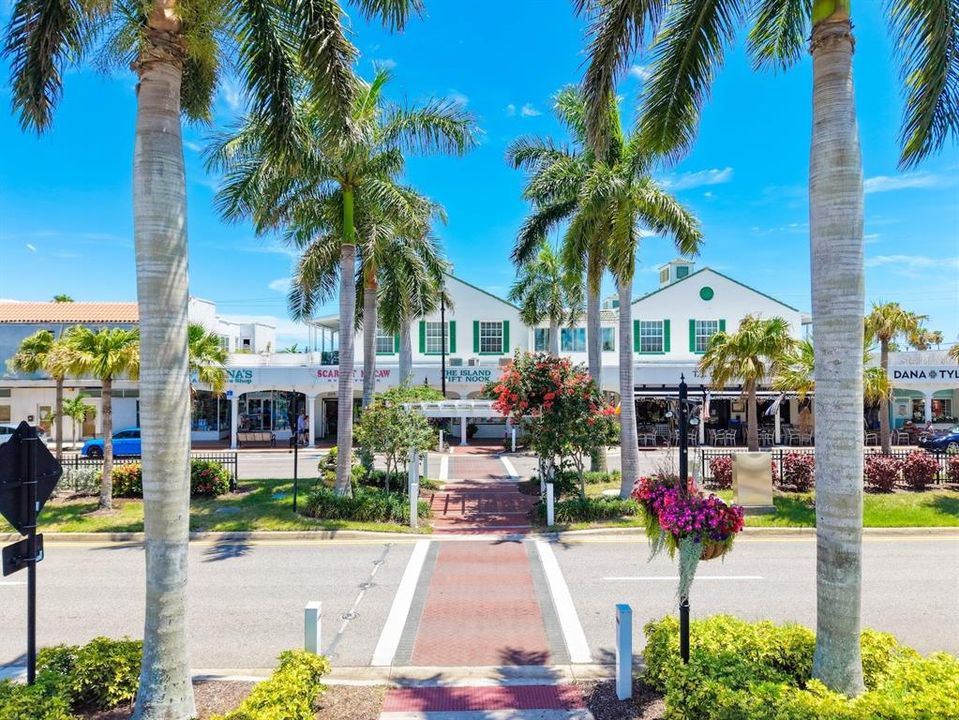For Sale: $399,000 (2 beds, 2 baths, 800 Square Feet)