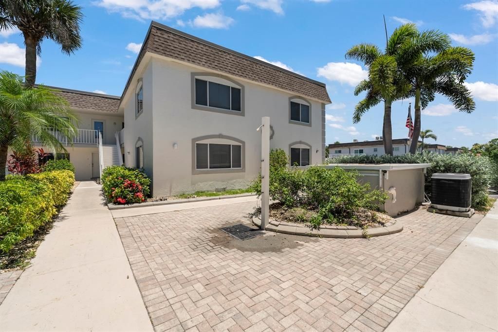 For Sale: $399,000 (2 beds, 2 baths, 800 Square Feet)