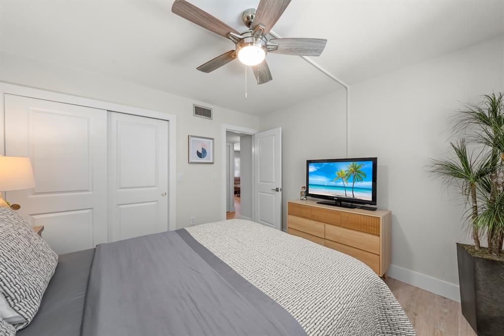 For Sale: $399,000 (2 beds, 2 baths, 800 Square Feet)