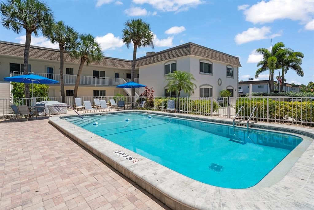 For Sale: $399,000 (2 beds, 2 baths, 800 Square Feet)