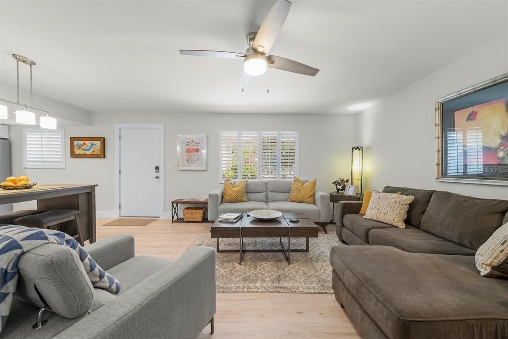 For Sale: $399,000 (2 beds, 2 baths, 800 Square Feet)