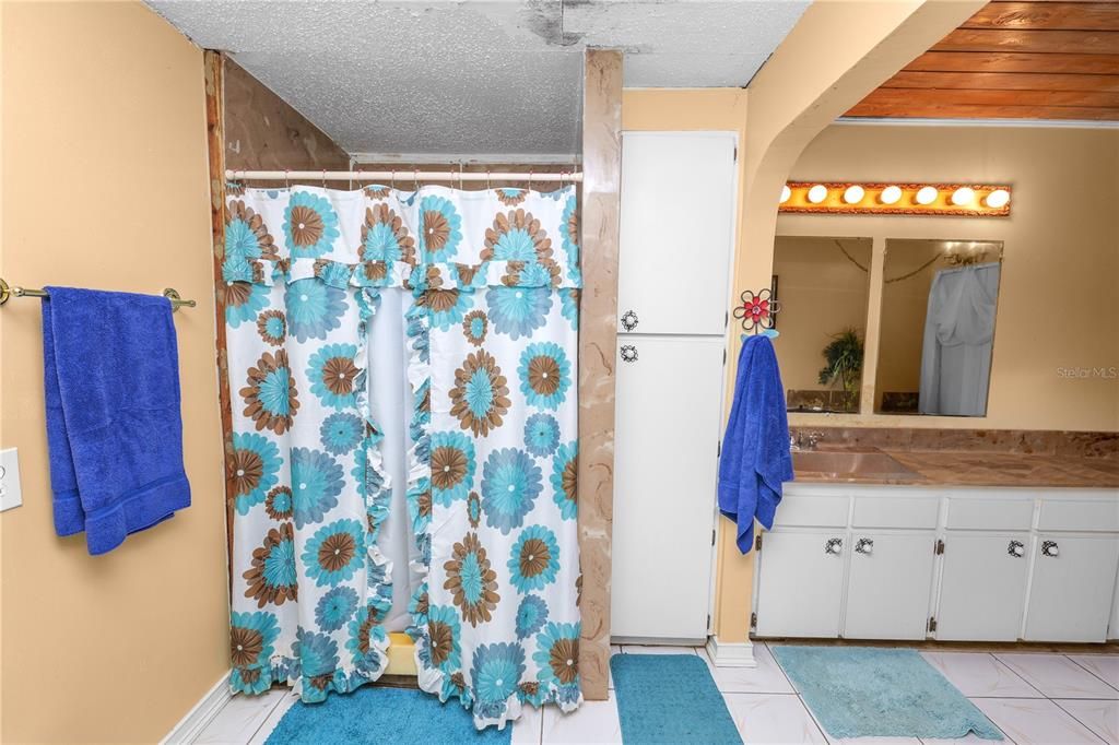 На продажу: $240,000 (3 спален, 2 ванн, 1004 Квадратных фут)