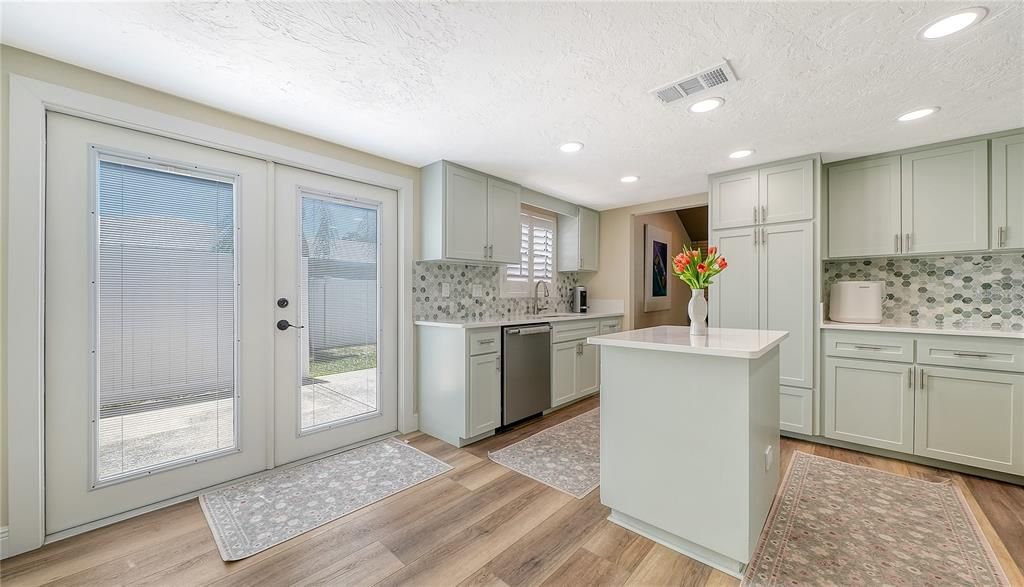 Под контрактом: $799,000 (4 спален, 3 ванн, 2668 Квадратных фут)