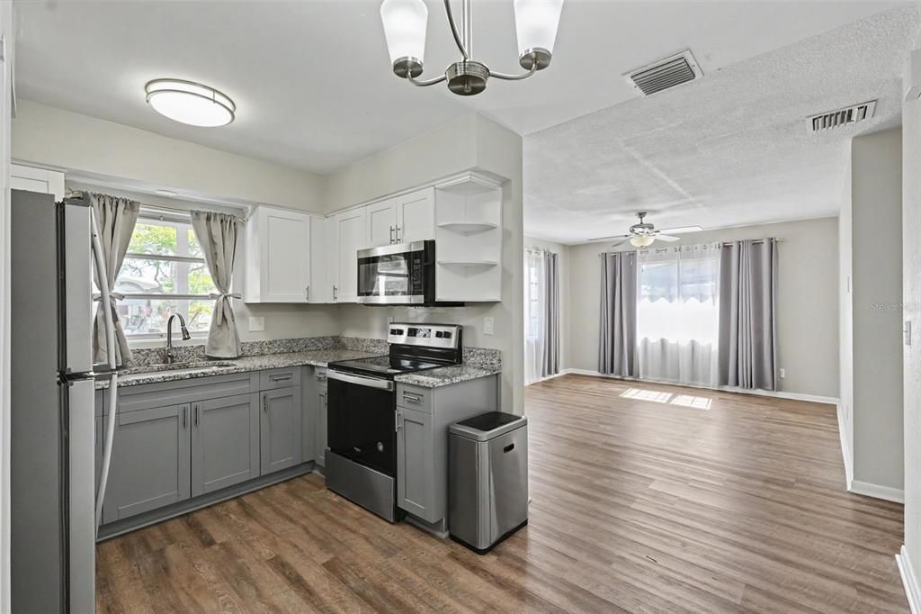 For Sale: $275,000 (2 beds, 1 baths, 840 Square Feet)