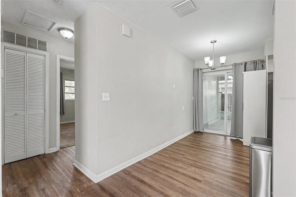 For Sale: $275,000 (2 beds, 1 baths, 840 Square Feet)