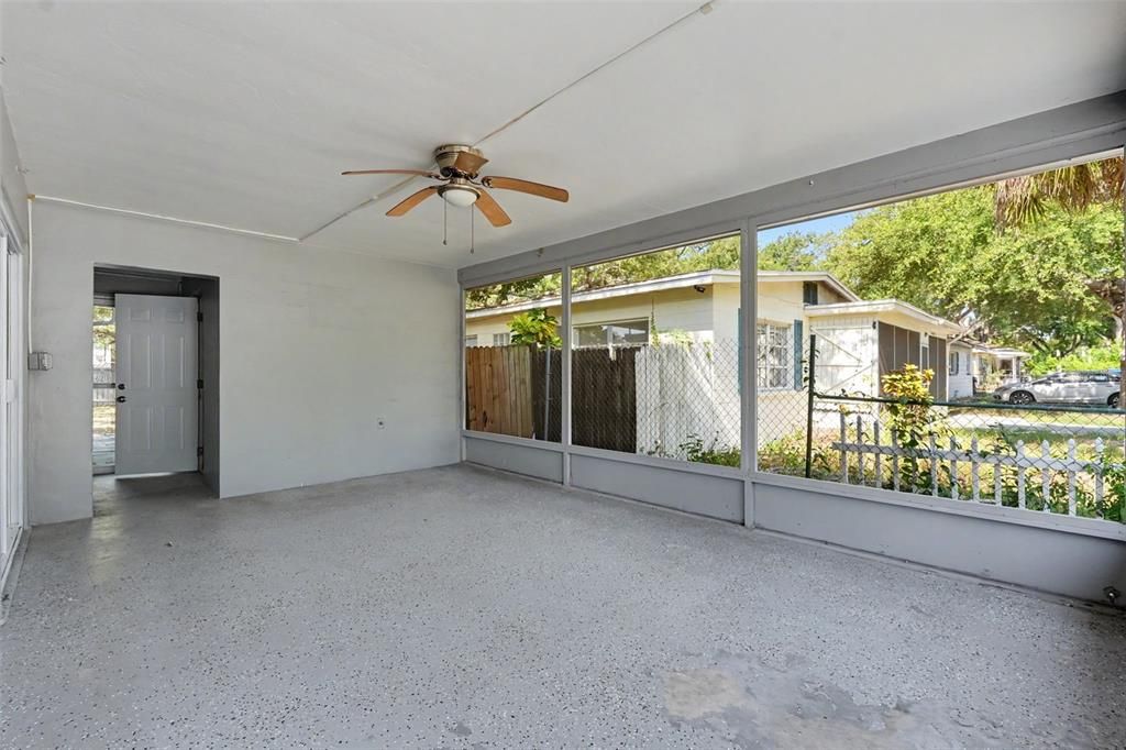 For Sale: $275,000 (2 beds, 1 baths, 840 Square Feet)