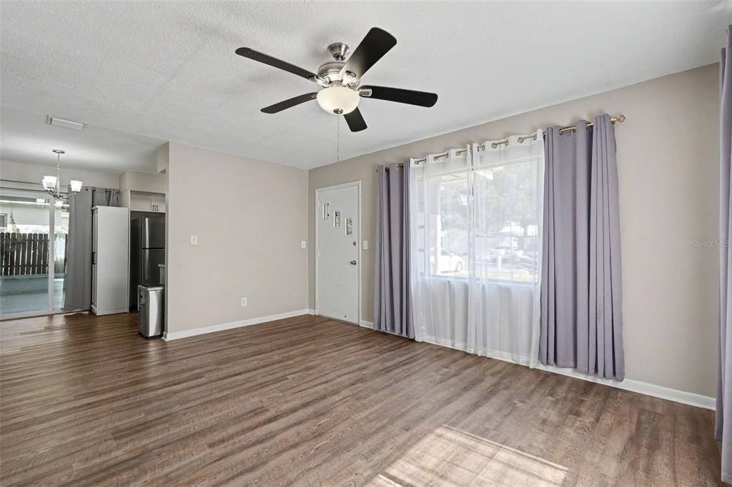 For Sale: $275,000 (2 beds, 1 baths, 840 Square Feet)