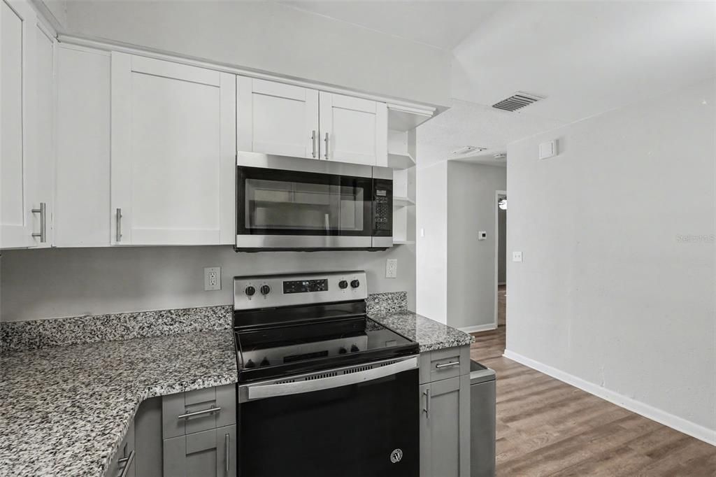 For Sale: $275,000 (2 beds, 1 baths, 840 Square Feet)