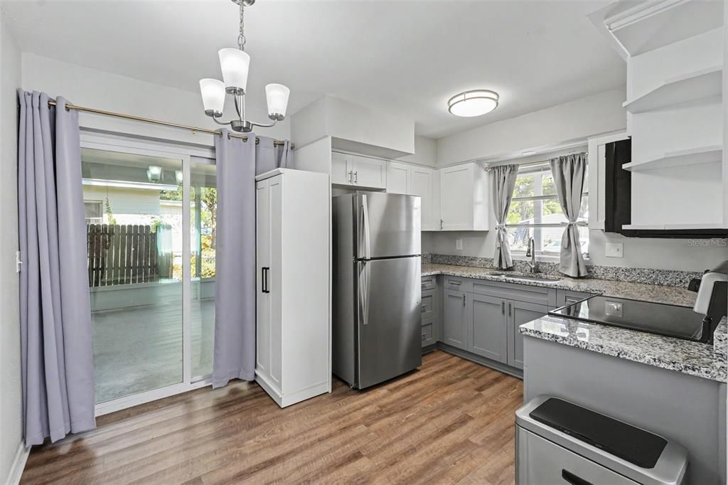 For Sale: $275,000 (2 beds, 1 baths, 840 Square Feet)