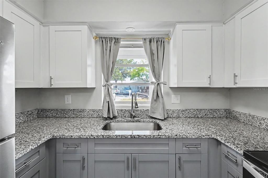 For Sale: $275,000 (2 beds, 1 baths, 840 Square Feet)
