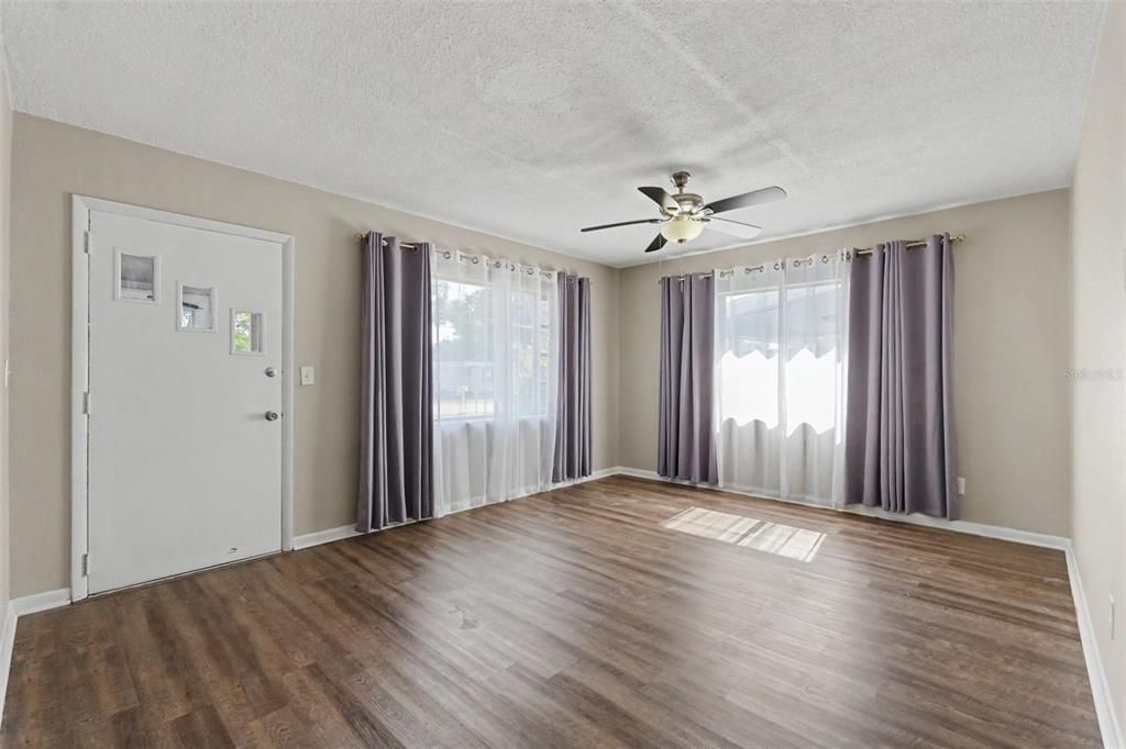 For Sale: $275,000 (2 beds, 1 baths, 840 Square Feet)