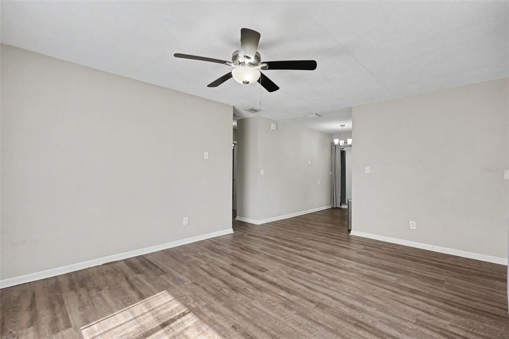 For Sale: $275,000 (2 beds, 1 baths, 840 Square Feet)