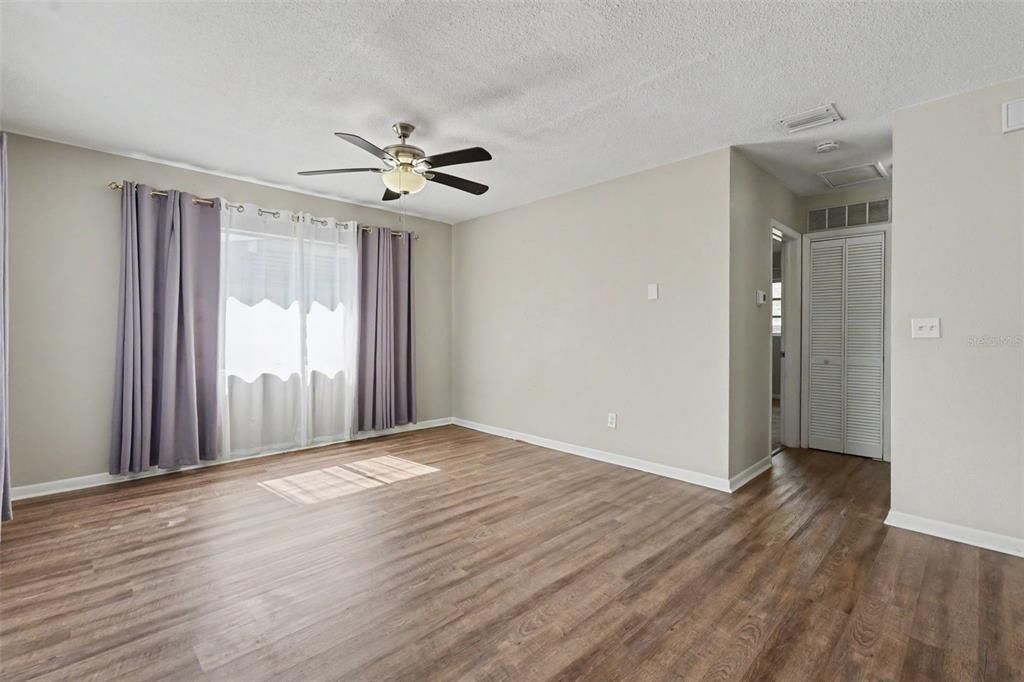 For Sale: $275,000 (2 beds, 1 baths, 840 Square Feet)