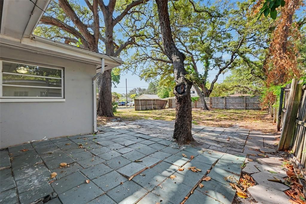 For Sale: $275,000 (2 beds, 1 baths, 840 Square Feet)