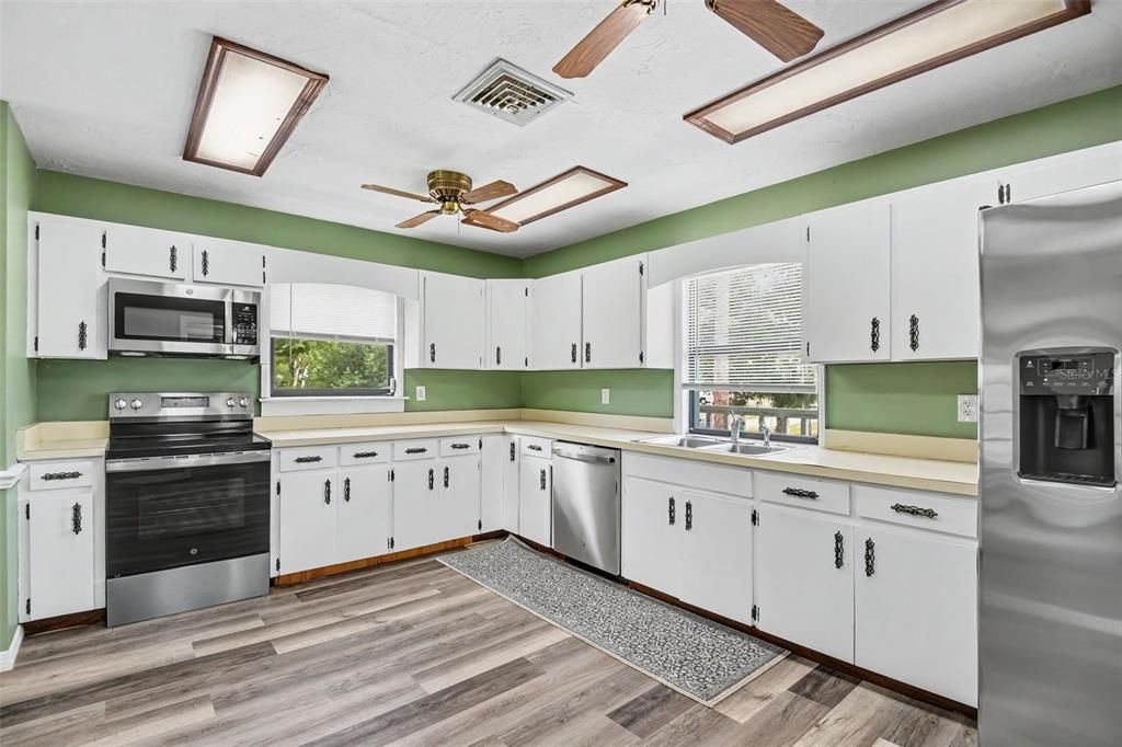 For Sale: $375,000 (3 beds, 2 baths, 2500 Square Feet)